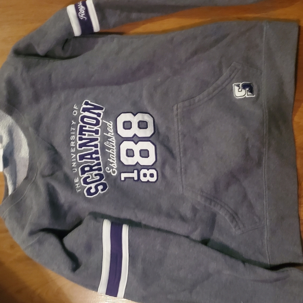 Tops and sweatshirts